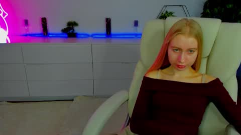 Snapshot of alina__blonde chatting on October 23, 5:40 am Alina online show from October 23, 5:40 am