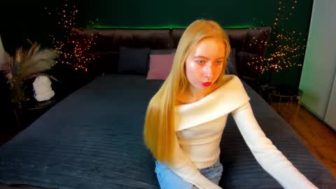 Snapshot of alina__blonde chatting on October 25, 5:48 am Alina online show from October 25, 5:48 am