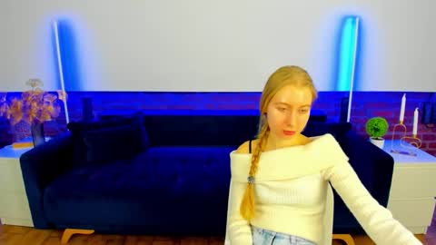 Snapshot of alina__blonde chatting on October 27, 7:01 am Alina online show from October 27, 7:01 am