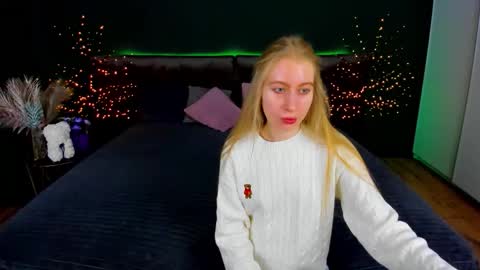 Snapshot of alina__blonde chatting on October 30, 6:37 am Alina online show from October 30, 6:37 am