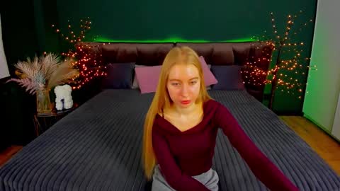 Snapshot of alina__blonde chatting on November 6, 7:09 am Alina online show from November 6, 7:09 am