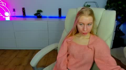Snapshot of alina__blonde chatting on November 12, 6:36 am Alina online show from November 12, 6:36 am