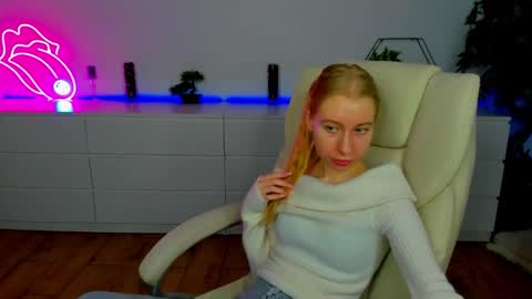 Snapshot of alina__blonde chatting on November 13, 6:56 am Alina online show from November 13, 6:56 am
