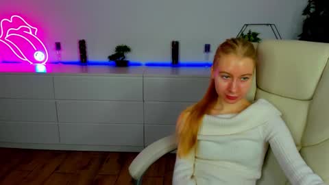 Snapshot of alina__blonde chatting on November 18, 6:40 am Alina online show from November 18, 6:40 am
