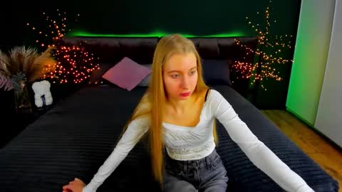Snapshot of alina__blonde chatting on November 23, 6:46 am Alina online show from November 23, 6:46 am