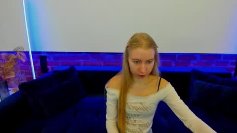 Snapshot of alina__blonde chatting on November 27, 6:37 am Alina online show from November 27, 6:37 am