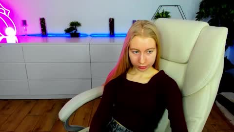 Snapshot of alina__blonde chatting on November 30, 6:39 am Alina online show from November 30, 6:39 am