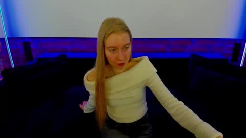 Snapshot of alina__blonde chatting on December 2, 6:41 am Alina online show from December 2, 6:41 am
