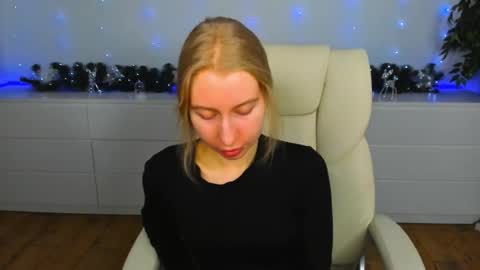 Snapshot of alina__blonde chatting on December 16, 6:40 am Alina online show from December 16, 6:40 am