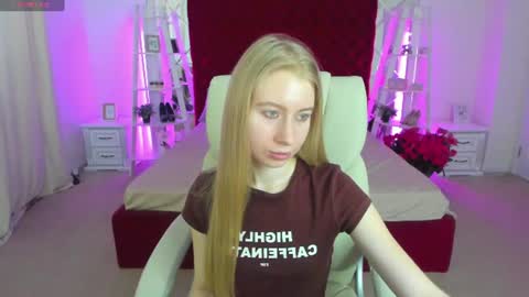 Snapshot of alina__blonde chatting on June 28, 5:35 am Alina online show from June 28, 5:35 am