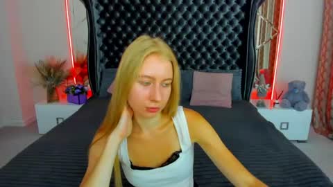 Snapshot of alina__blonde chatting on August 7, 6:04 am Alina online show from August 7, 6:04 am