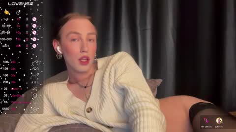 Snapshot of alina_flow chatting on December 3, 6:38 pm Alexa online show from December 3, 6:38 pm