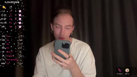 Snapshot of alina_flow chatting on December 8, 1:14 pm Alexa online show from December 8, 1:14 pm