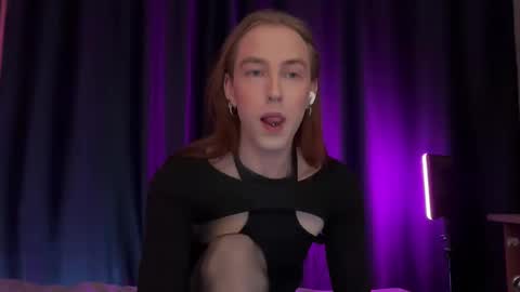 Snapshot of alina_flow chatting on December 16, 12:43 pm Alexa online show from December 16, 12:43 pm