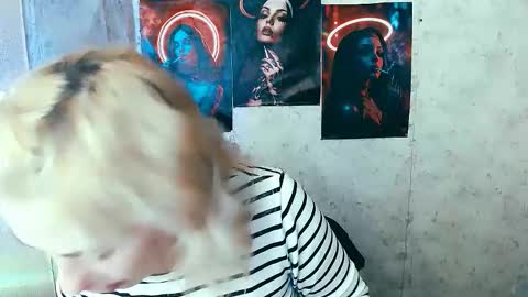 Snapshot of alinafrey_ chatting on November 1, 7:32 am Alina online show from November 1, 7:32 am