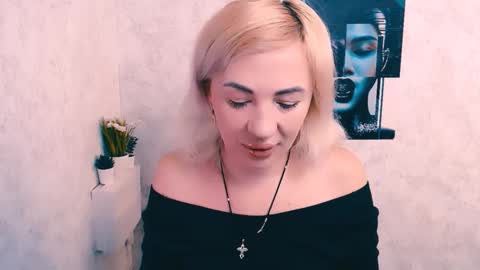 Snapshot of alinafrey_ chatting on December 4, 7:17 am Alina online show from December 4, 7:17 am