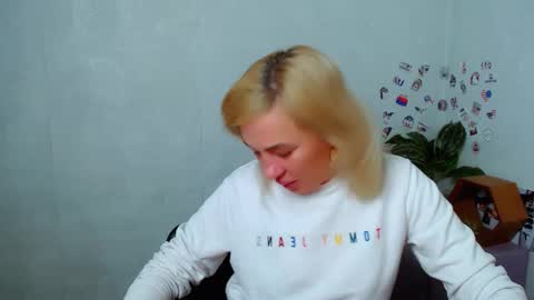 Snapshot of alinafrey_ chatting on December 16, 5:23 am Alina online show from December 16, 5:23 am