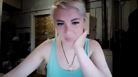 Snapshot of alinafrey_ chatting on April 4, 8:23 am Alina online show from April 4, 8:23 am