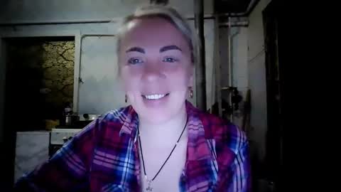 Snapshot of alinafrey_ chatting on April 15, 5:14 am Alina online show from April 15, 5:14 am