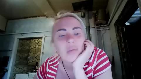 Snapshot of alinafrey_ chatting on April 16, 11:00 am Alina online show from April 16, 11:00 am