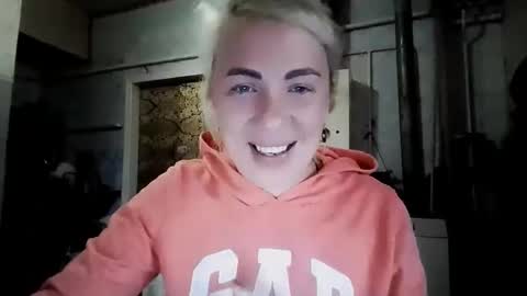 Snapshot of alinafrey_ chatting on April 20, 8:39 am Alina online show from April 20, 8:39 am