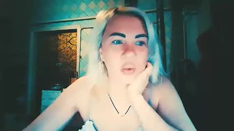 Snapshot of alinafrey_ chatting on April 24, 3:42 am Alina online show from April 24, 3:42 am