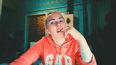 Snapshot of alinafrey_ chatting on April 27, 9:07 am Alina online show from April 27, 9:07 am