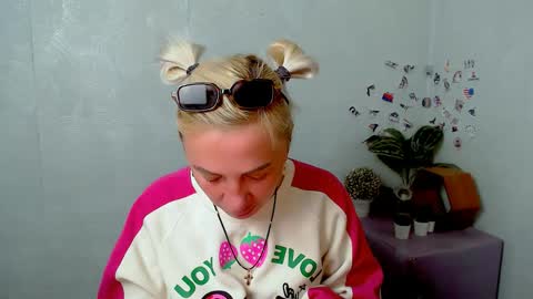 Snapshot of alinafrey_ chatting on May 2, 4:28 am Alina online show from May 2, 4:28 am