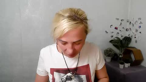 Snapshot of alinafrey_ chatting on May 7, 4:07 am Alina online show from May 7, 4:07 am