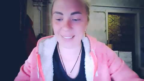 Snapshot of alinafrey_ chatting on May 9, 5:45 am Alina online show from May 9, 5:45 am