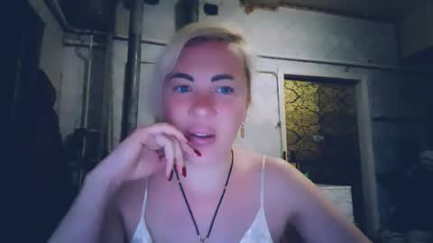 Snapshot of alinafrey_ chatting on May 12, 2:19 am Alina online show from May 12, 2:19 am