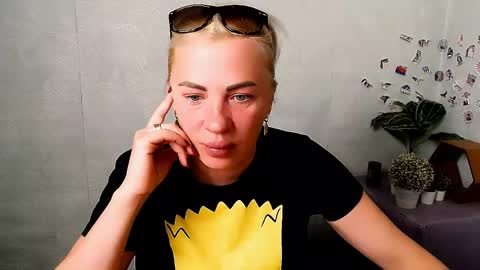 Snapshot of alinafrey_ chatting on May 19, 4:41 am Alina online show from May 19, 4:41 am