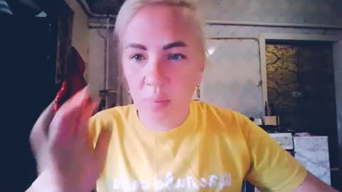 Snapshot of alinafrey_ chatting on May 25, 5:35 am Alina online show from May 25, 5:35 am