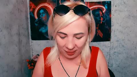 Snapshot of alinafrey_ chatting on June 2, 6:26 am Alina online show from June 2, 6:26 am