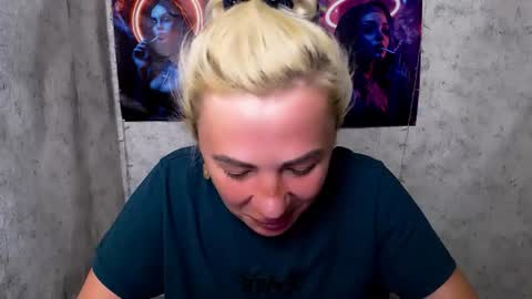 Snapshot of alinafrey_ chatting on June 9, 6:36 am Alina online show from June 9, 6:36 am
