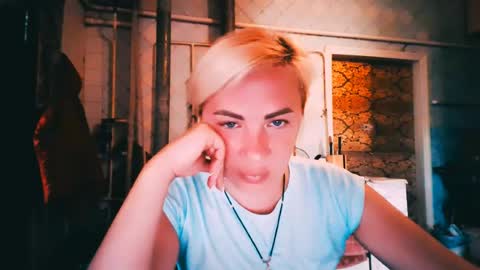 Snapshot of alinafrey_ chatting on June 17, 9:34 am Alina online show from June 17, 9:34 am