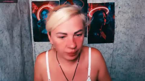 Snapshot of alinafrey_ chatting on June 18, 4:46 am Alina online show from June 18, 4:46 am