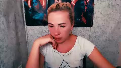Snapshot of alinafrey_ chatting on June 25, 5:23 am Alina online show from June 25, 5:23 am