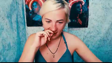 Snapshot of alinafrey_ chatting on June 30, 3:51 am Alina online show from June 30, 3:51 am