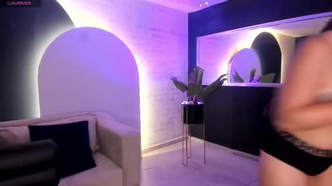 Snapshot of alinakravitz_ chatting on February 15, 12:03 pm alinakravitz_ online show from February 15, 12:03 pm