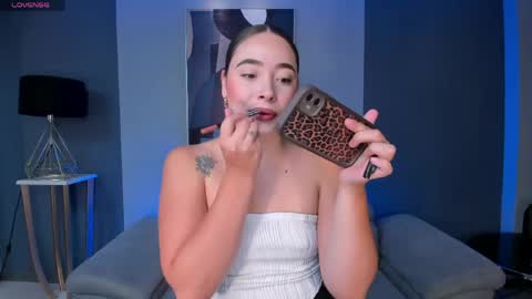 Snapshot of alinakravitz_ chatting on June 4, 5:52 pm alinakravitz_ online show from June 4, 5:52 pm