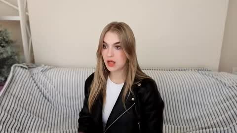 Snapshot of alinalemon chatting on March 11, 9:32 pm Alina online show from March 11, 9:32 pm