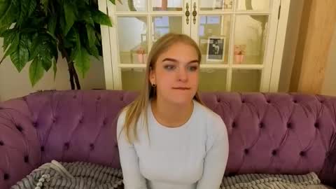 Snapshot of alinalemon chatting on March 22, 6:44 pm Alina online show from March 22, 6:44 pm