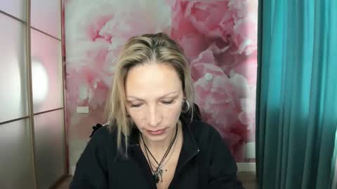 Snapshot of alinamoor chatting on October 21, 5:41 am AlinaMoor online show from October 21, 5:41 am
