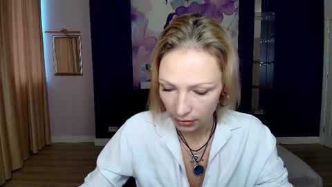 Snapshot of alinamoor chatting on October 22, 5:52 am AlinaMoor online show from October 22, 5:52 am