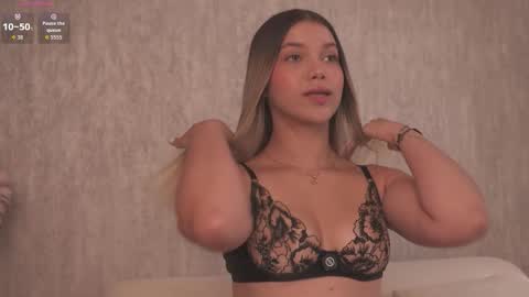 Snapshot of alisa_roldan chatting on February 13, 2:35 pm online show from February 13, 2:35 pm