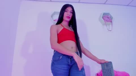 Snapshot of alisiacollinsss chatting on December 13, 1:26 am Alisia online show from December 13, 1:26 am