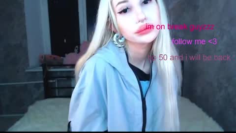 Snapshot of alison_moonlight chatting on May 19, 3:18 pm Alison online show from May 19, 3:18 pm