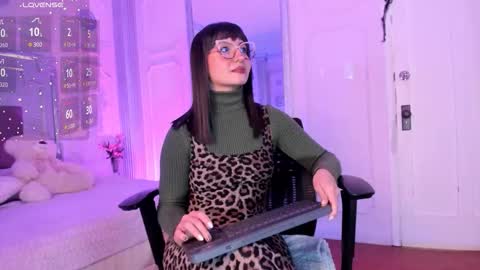 Snapshot of alisonfishert chatting on October 20, 12:38 pm Alison Fishert online show from October 20, 12:38 pm