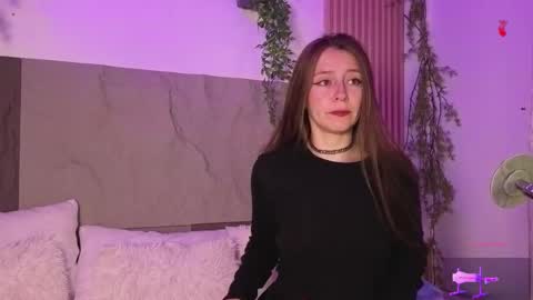 Mia online show from December 14, 3:50 pm